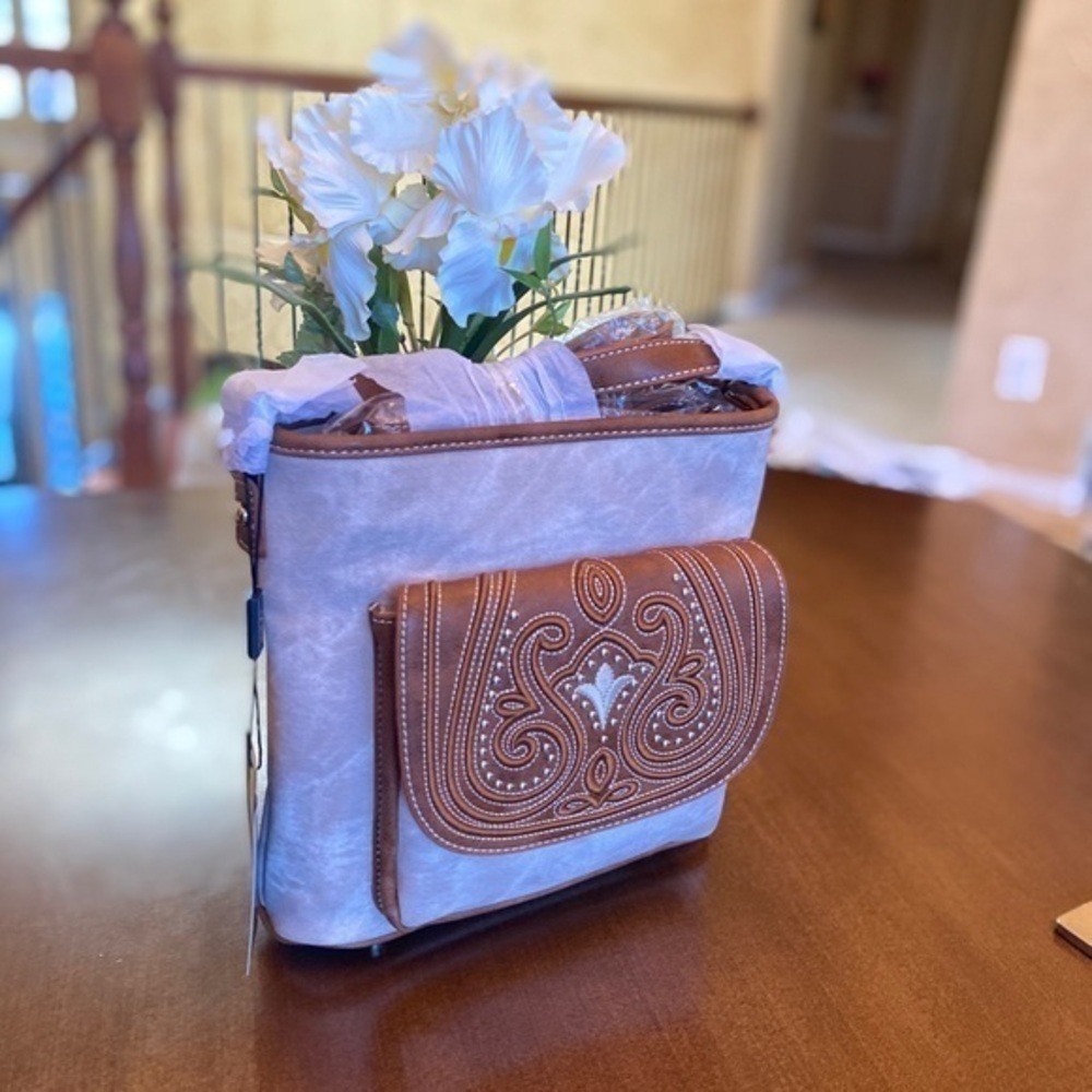 Montana west embroidered collection crossbody bag - Picture 3 of 7